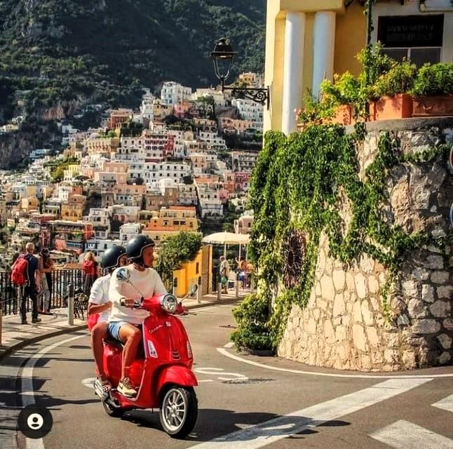 Of reis langs de mooiste plekjes van de Amalfikust met een vintage Vespa