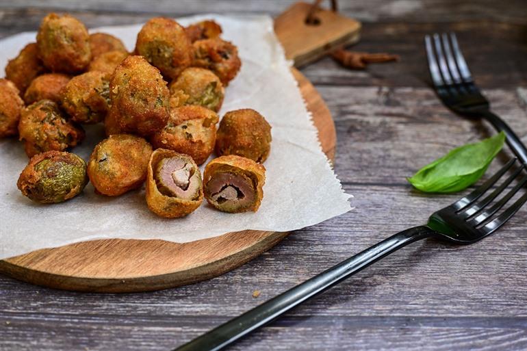 Olive Ascolane proeven, ontpitte en met vlees gevulde gepaneerde en gefrituurde olijven