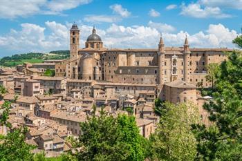 Ommuurde middeleeuwse stad Urbino, Le Marche, Italië