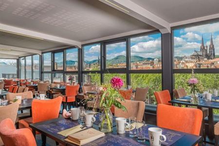 Ontbijten met zicht over de kathedraal van Clermont-Ferrand