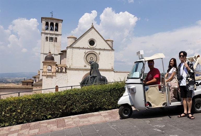 Ontdek de mooiste plekken tijdens deze leuke TukTuk Tour door Assisi