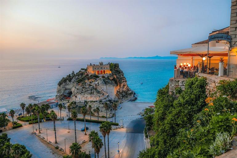 Ontdek de mooiste plekken van Tropea tijdens een begeleide wandeling