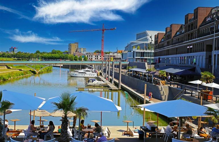 Ontspannen aan de stadshaven van Venlo, Nederland