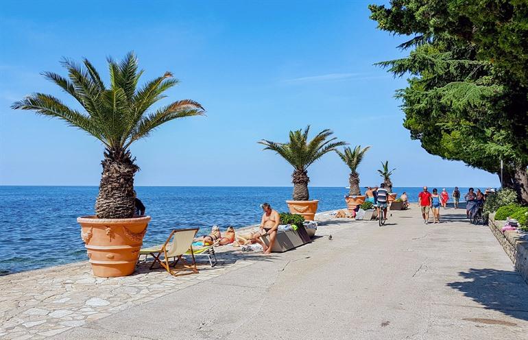 Ontspannen op de kiezelstranden van Izola, Slovenië