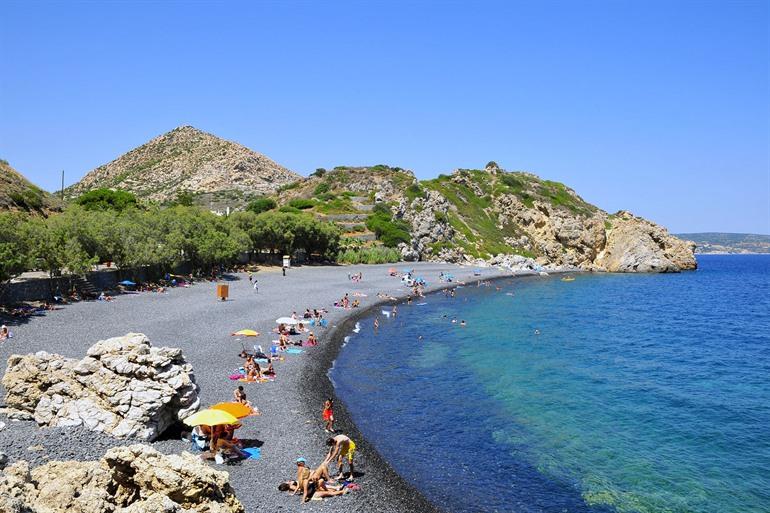 Ontspannen op het zwarte strand van Mavra Volio, Chios