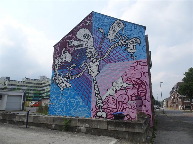 Opvallende roze/blauwe mural in de Sittarderweg, Heerlen