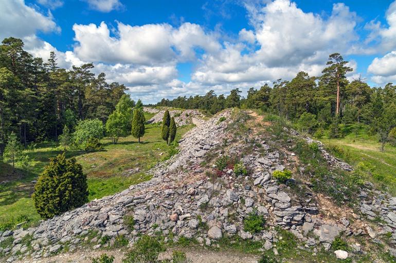Oude kalkstenen ringmuur van Torsburgen, Gotland
