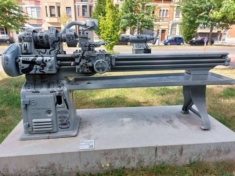 Oude machine uit de voormalige fabrieken tentoongesteld in de straten van Vilvoorde