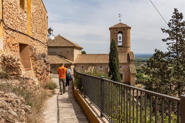 Oude stenen huizen in Miravet, Catalonië