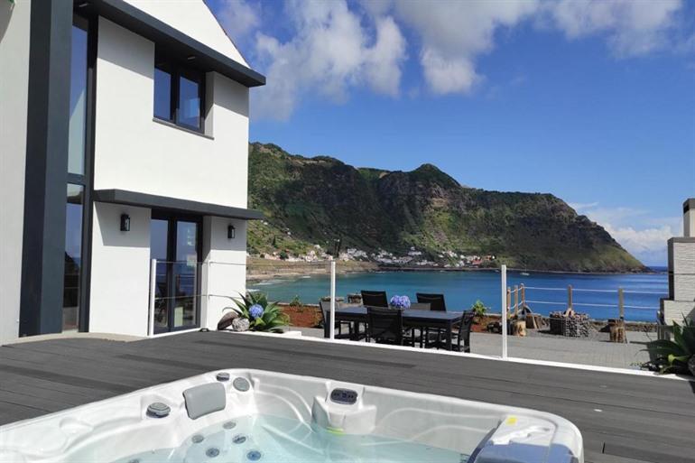 Overnacht in de moderne vakantievilla Casa da Ponta Negra en geniet van de jacuzzi