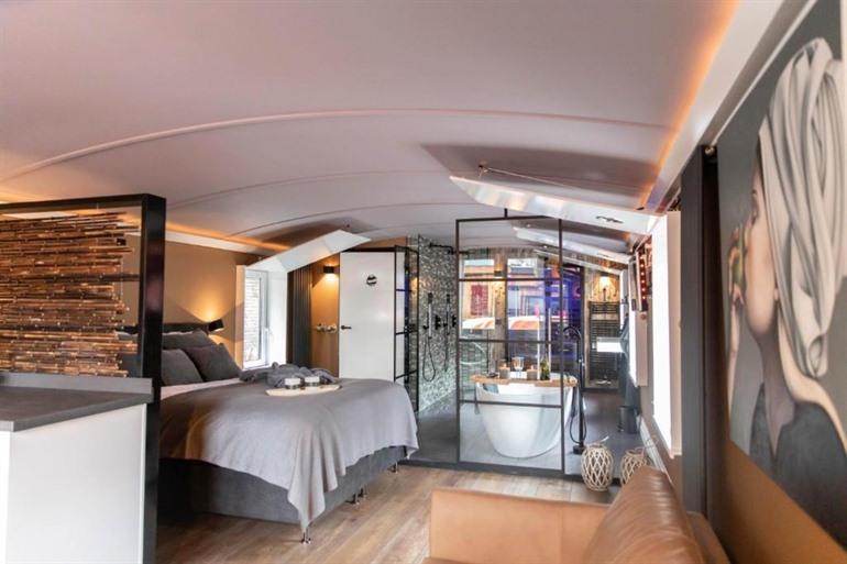 Overnacht op Wellnessboat De Michiel de Ruyter