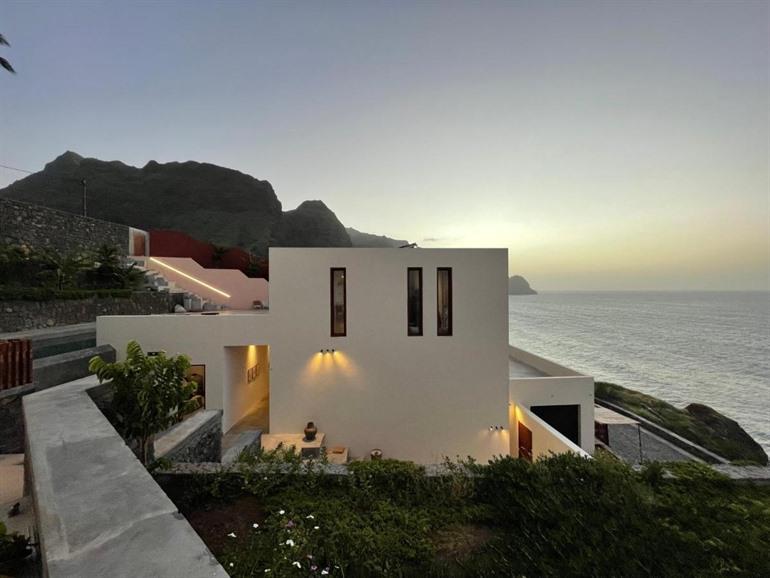 Overnachten bij Belgen in het Walhalla Seahouse in Cruzinha