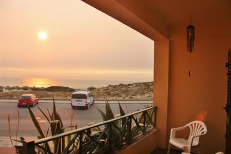 Overnachten en surflessen volgen bij Supertubos Beach Hostel tegenover het Supertubosstrand