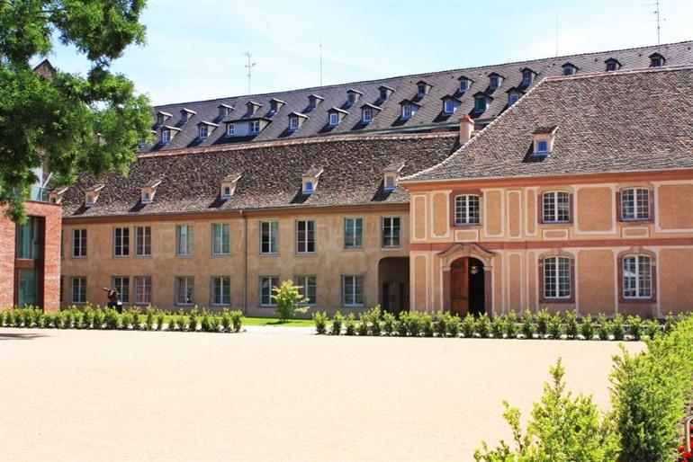 Overnachten in de voormalige paardenstallen van Les Haras