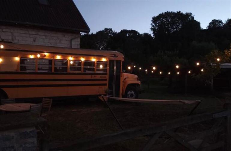 Overnachten in The School Bus