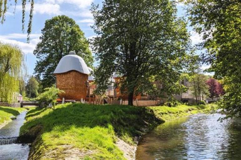 Paddenstoelhuisje in Useldange boeken