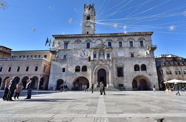 Palazzo dei Capitani del Popolo op Piazza del Popolo in Ascoli Piceno