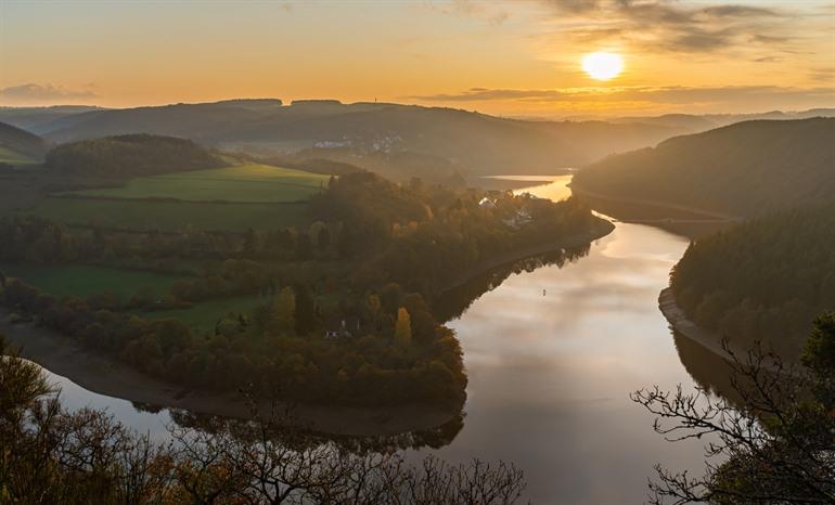 Panorama over de Sûre vanaf het punt Runtschelt, Luxemburg