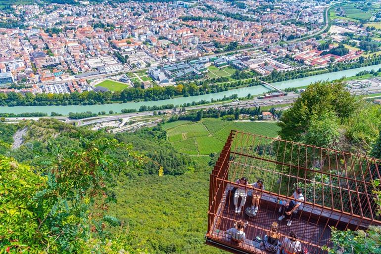 Panoramisch terras in Sardagna, met zicht op Trento, Italië