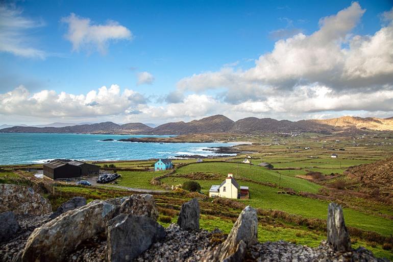 Panoramisch uitzicht op de kustlijn en het platteland van Allihies, Ierland