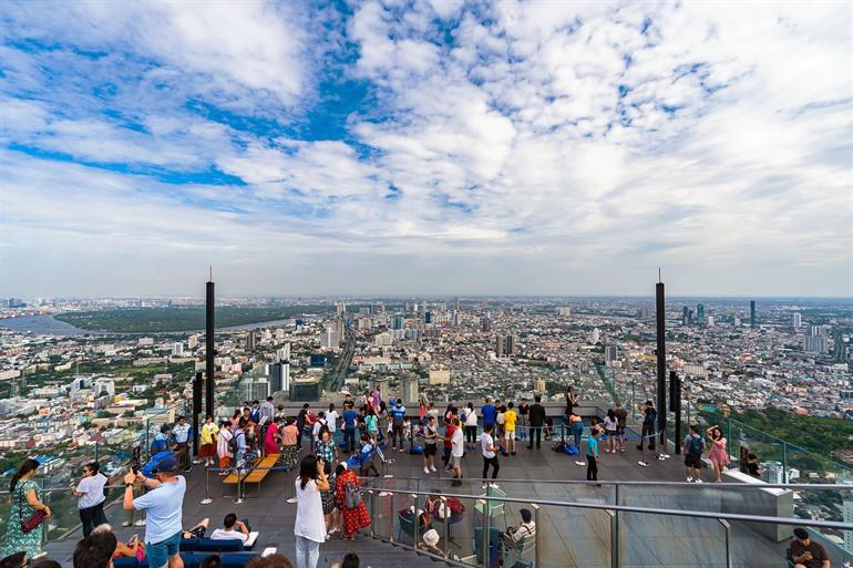 Panoramisch zicht over Bangkok vanaf Mahanakhon Skywalk