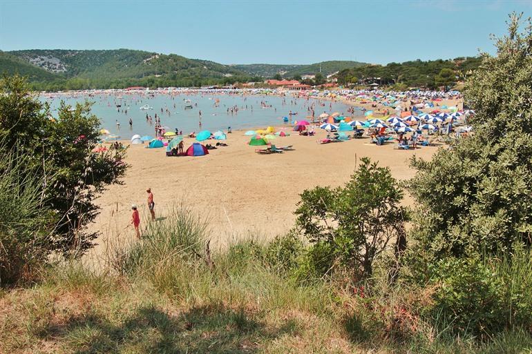 Paradise Beach in badplaats Lopar, Kroatië