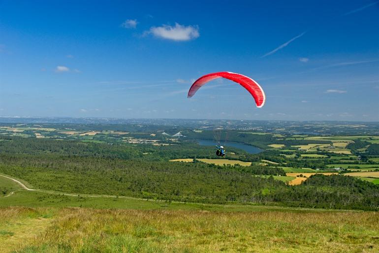 Paragliden vanaf de vulkanische heuvel, Ménez-Hom, Bretagne