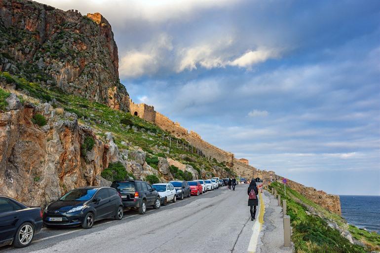 Parkeerplaatsen langs de weg naar de toegangspoort van Monemvasia