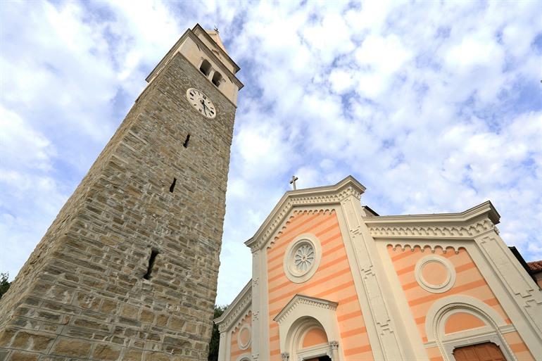 Parochiekerk St. Maurus en de klokkentoren van Izola, Slovenië