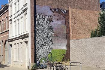 Peacock with a crown door Dzia, Pauw van Leuven