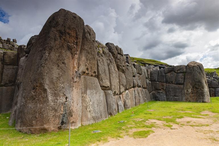Perfect op elkaar gestapelde stenen in Sacsayhuamán
