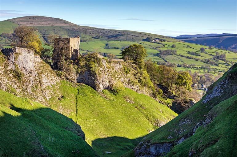 Peveril Castle en Cave Dale, Castleton in het Peak District