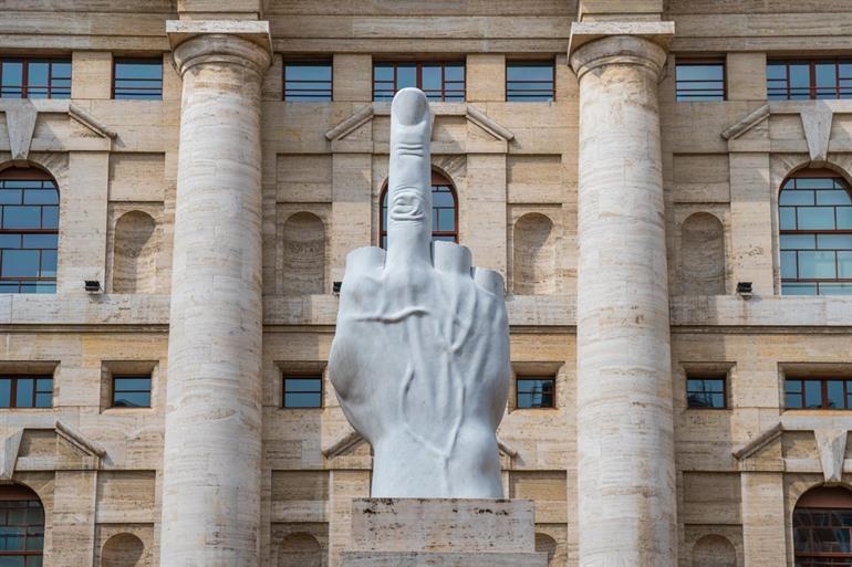 Piazza Affari en het LOVE beeld