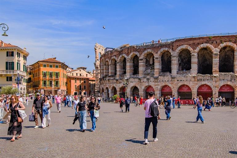 Piazza Bra met de Arena van Verona