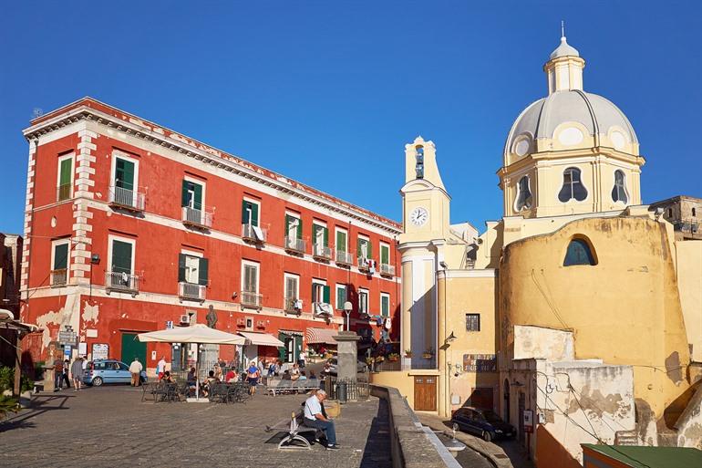 Piazza dei Martiri met Chiesa della Madonna delle Grazie, Procida