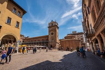 Piazza della Erbe met Palazzo della Ragione en Rotunda di San Lorenzo, Mantua
