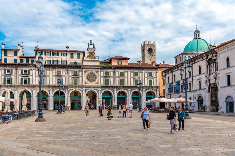 Piazza della Loggia met de Torre dell’Orologio in Brescia