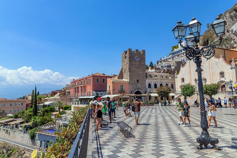 Piazza IX Aprile, Taormina