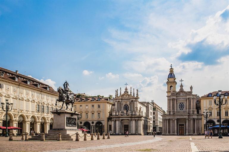 Piazza San Carlo met zijn tweelingkerken in Turijn, Italië