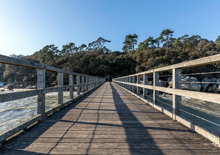 Pier met zicht op Bois de la chaise, eiland Noirmoutier, Vendée