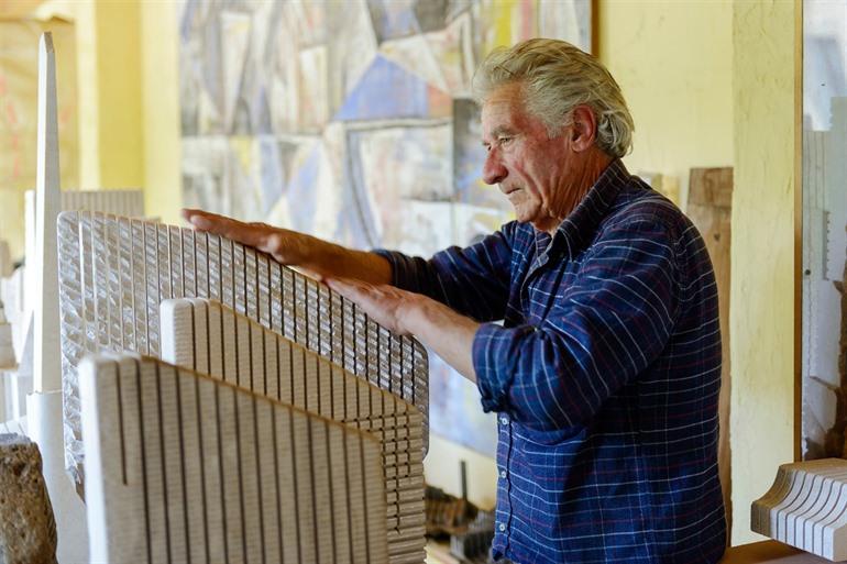 Pinuccio Sciola was een bekende kunstenaar van San Sperate