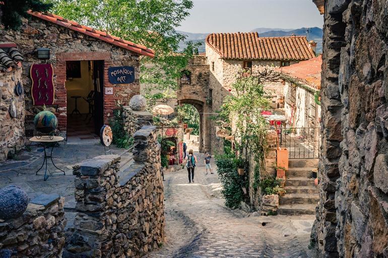 Pittoreske straat in centrum Castelnou, Frankrijk