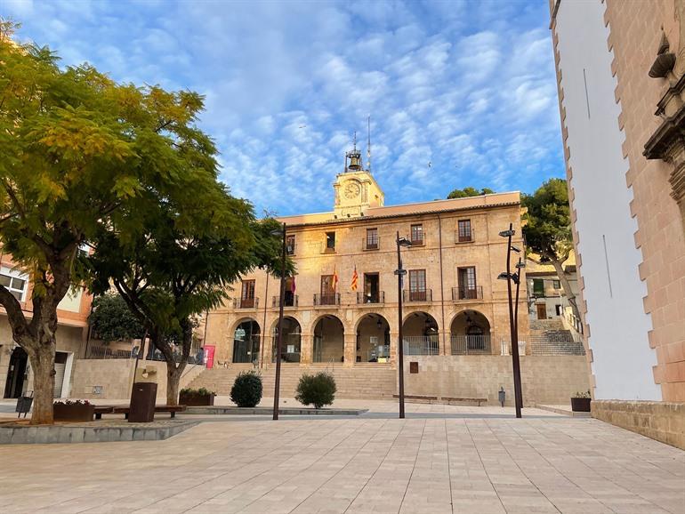 Plaça de la Constitució met het stadhuis, Dénia