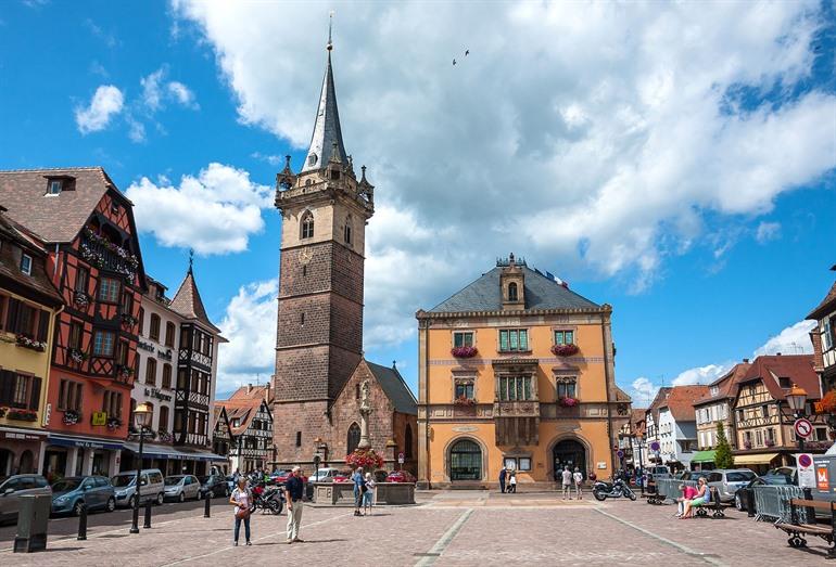 Place du Marché, centrale plein in Obernai, Elzas