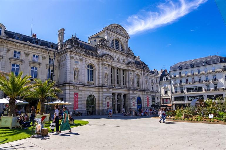 Place du Ralliement en het stadstheater van Angers