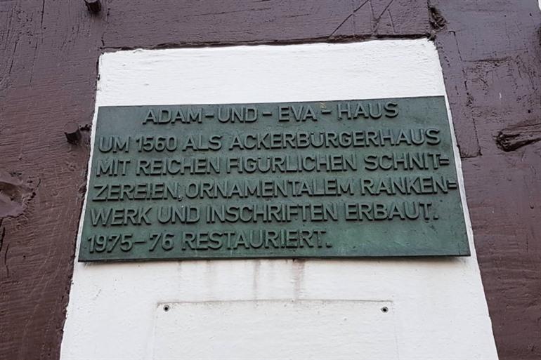 Plakaat op het Adam-und-Eva-haus