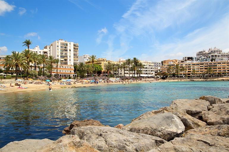 Platja de Ses Figueretes bezoeken op Ibiza
