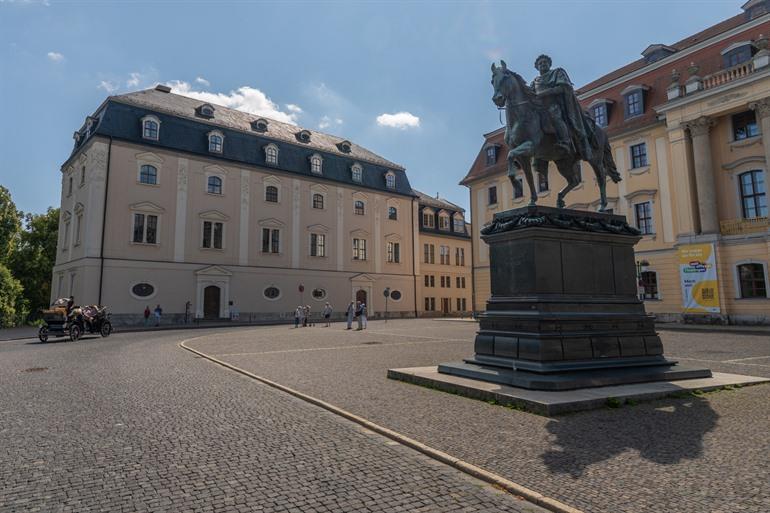 Platz der Demokratie en de Hertogin Anna Amalia bibliotheek