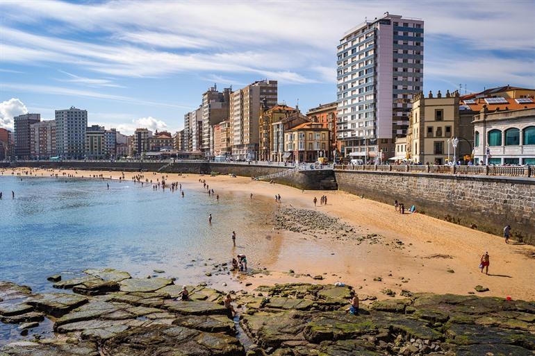 Playa de San Lorenzo in Gijon