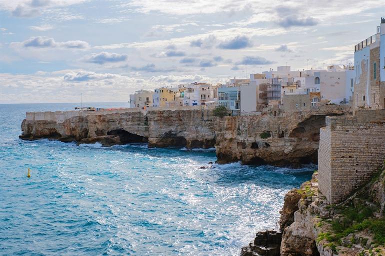 Polignano a Mare op de kalkstenen kliffen